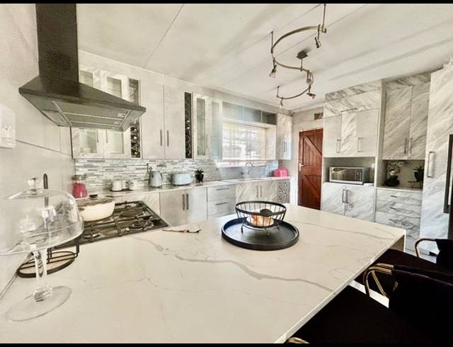 3 BEDROOM HOUSE FOR SALE IN VANDERBIJLPARK CW 2